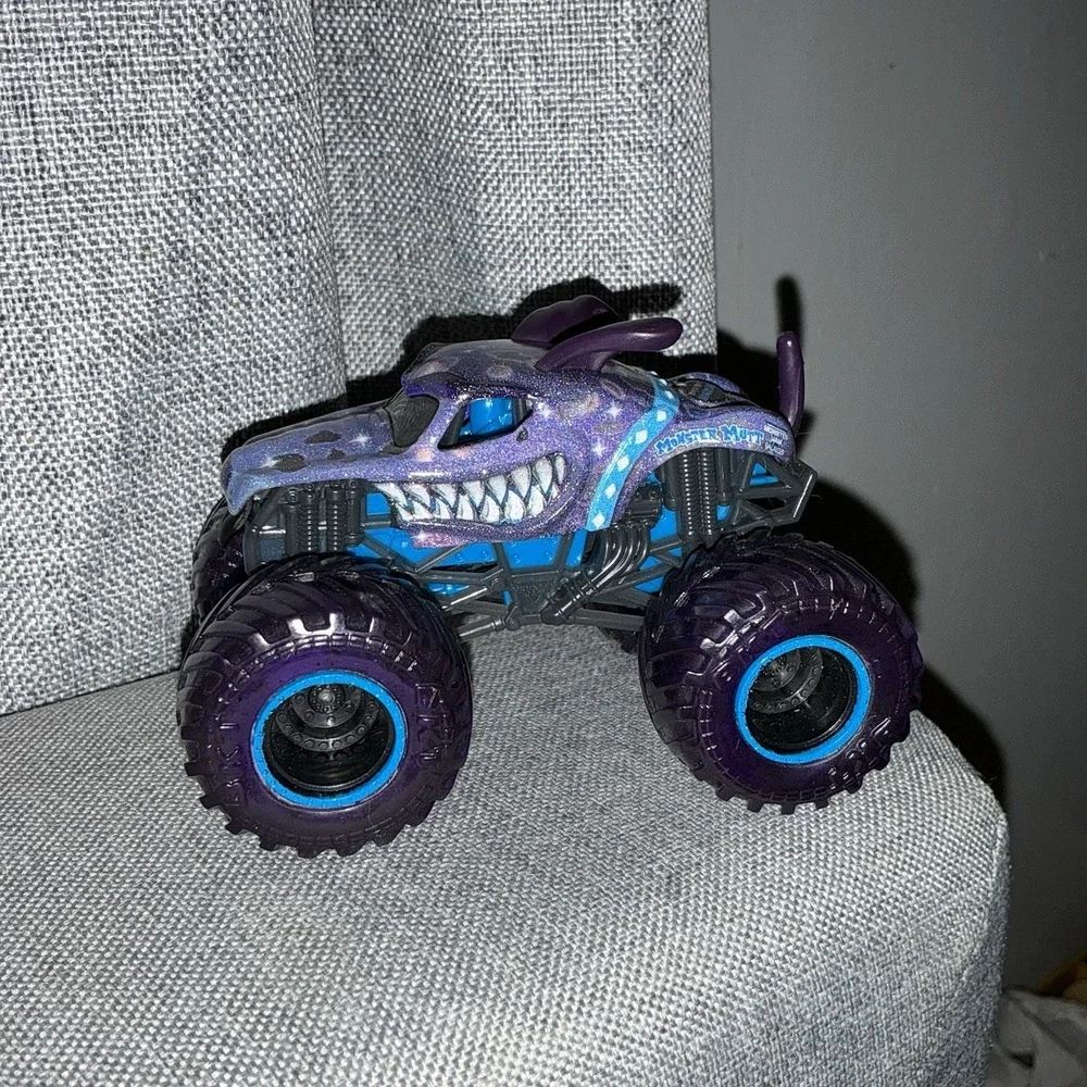 Monster Jam Gears Galaxies Monster Mutt Dalmatian Purple 1:64 Purple Sparkle